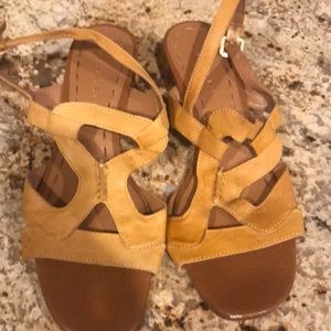 Tahari mustard yellow shoes, size 6.5